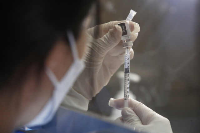 30일 오후 코로나19 서울시 동작구 예방접종센터가 마련된 동작구민체육센터에서 의료진이 백신을 준비하고 있다. /연합뉴스
