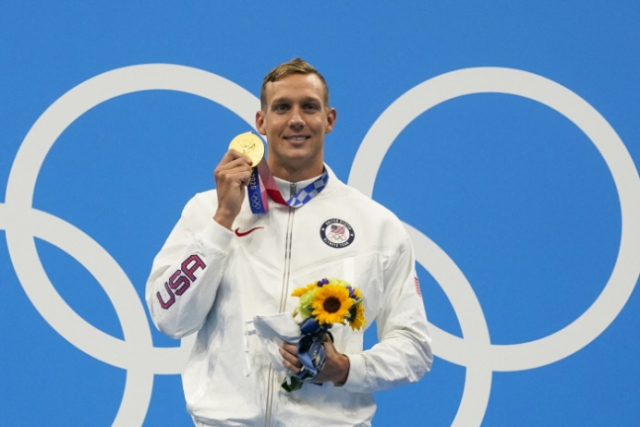 케일럽 드레슬이 31일 일본 도쿄 아쿠아틱스 센터에서 열린 2020 도쿄올림픽 경영 남자 접영 100m에서 금메달을 딴 뒤 시상대에서 포즈를 취하고 있다./AP연합뉴스