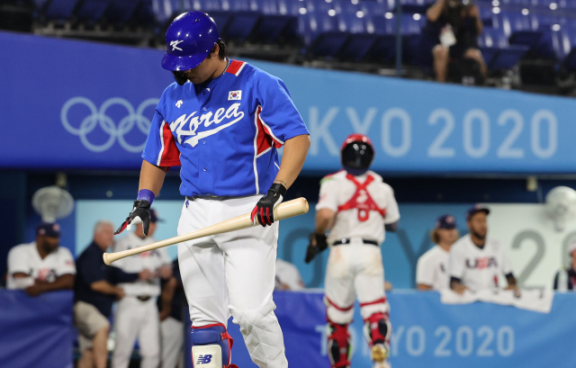 한국 대표팀 4번 타자 강백호가 31일 도쿄 올림픽 야구 미국전에서 6회 헛스윙 삼진으로 물러나고 있다. /연합뉴스