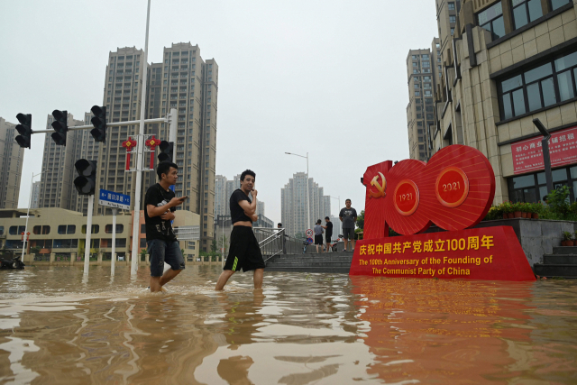 역대급 폭우로 지난 7월 23일 중국 허난성 정저우 시내가 물에 잠겨 있다. /AFP연합뉴스