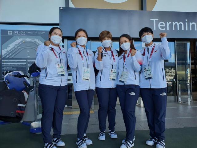 여자 골프 대표팀이 31일 일본에 입국한 뒤 숙소로 가는 버스를 타기 전 파이팅을 외치며 포즈를 취하고 있다. 왼쪽부터 박인비, 고진영, 박세리 감독, 김세영, 김효주.