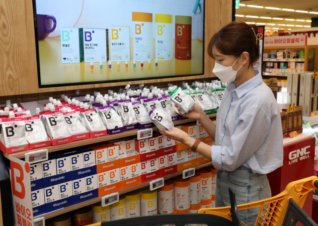 이마트 점포에서 고객이 이마트 건강기능식품 브랜드 ‘바이오퍼블릭’의 워터젤리 제품을 살펴보고 있다./사진 제공=이마트