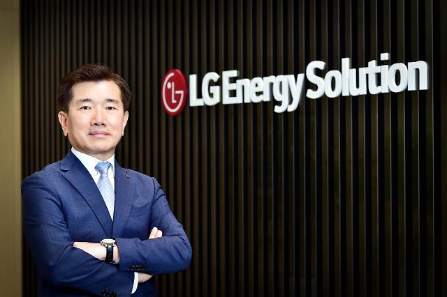 LG에너지솔루션이 2050년까지 탄소중립을 달성하는 ESG 목표를 제시했다. 김종현 대표가 회사 로고 앞에서 포즈를 취하고 있다.