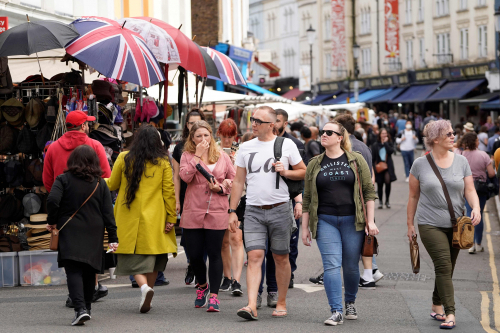 런던 노팅힐 포토벨로 마켓을 둘러보고 있는 시민들. /AFP연합뉴스