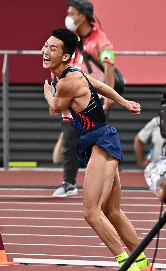 우상혁이 1일 도쿄 올림픽 스타디움에서 열린 육상 남자 높이뛰기 결선에서 한국 신기록을 세운 뒤 기뻐하고 있다. /도쿄=권욱 기자