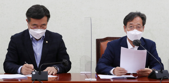 유동수(오른쪽) 더불어민주당 정책위 수석부의장이 지난달 6일 오전 서울 여의도 국회에서 열린 원내대책회의에서 발언하고 있다.
