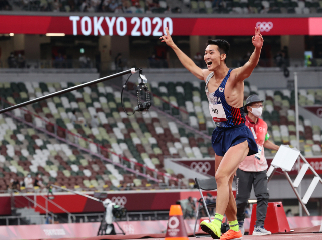 도쿄올림픽 남자 높이뛰기 우상혁이 1일 도쿄 올림픽스타디움에서 열린 결선에서 한국 신기록인 2.35m 바에 성공한 뒤 환호하고 있다. /연합뉴스