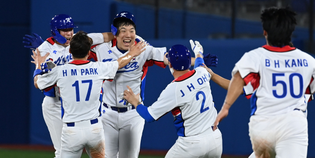 김현수(왼쪽 세 번째)가 1일 도쿄 올림픽 야구 도미니카공화국전에서 9회 말 끝내기 안타를 때린 뒤 동료들과 함께 환호하고 있다. /요코하마=권욱 기자