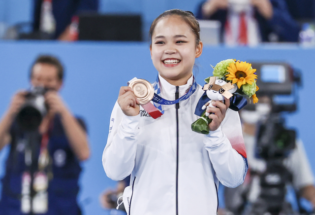 지난 1일 일본 아리아케 체조경기장에서 열린 도쿄올림픽 기계체조 여자 도마 시상식에서 여서정 선수가 동메달을 들어 보이고 있다. /연합뉴스