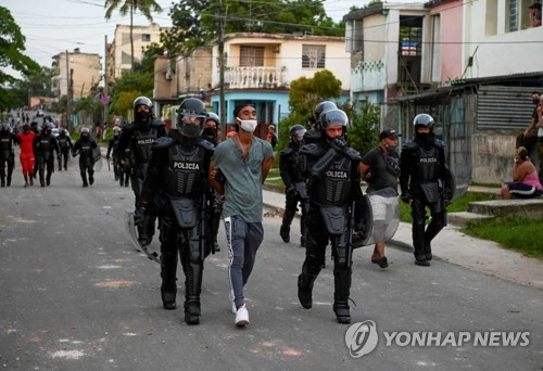 지난달 12일(현지시간) 쿠바 수도 아바나에서 반정부 시위대가 경찰에 체포되고 있다. /연합뉴스