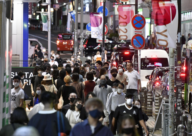 붐지난달 31일 오후 일본 도쿄도(東京都) 시부야(澁谷)구가 행인들로 붐비고 있다. 거리에 도쿄올림픽을 알리는 소형 현수막이 걸려 있다. /교도연합뉴스