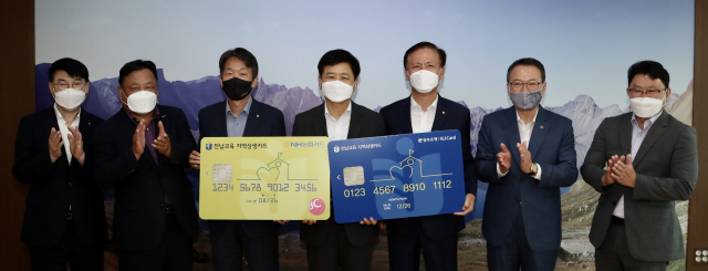 장석웅(가운데) 전남교육감이 2일 교육청에서 열린 ‘전남교육 지역상생카드’ 출시 기념행사에서 이창기 농협은행 전남영업본부장, 이몽호 광주은행 부행장, 윤풍식 지역경제활성화자문단장, 이갑주 전남소상공인연합회장 등과 함께 기념찰영을 하고 있다. /사진제공=전남교육청