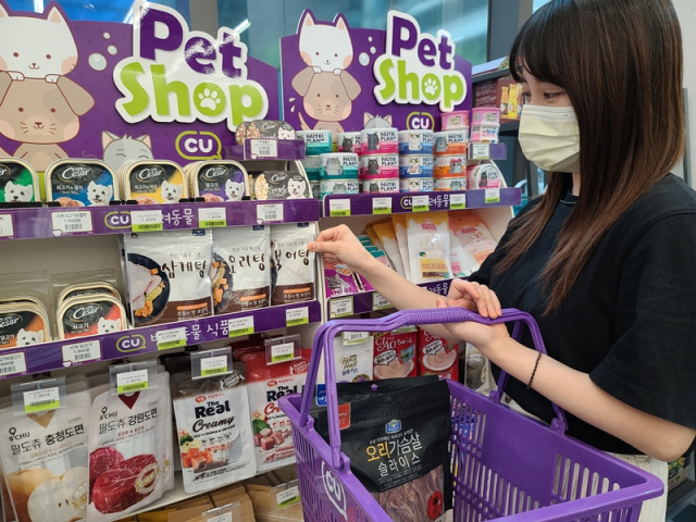 한 고객이 CU 점포에서 반려동물 전용 보양식을 구매하고 있다./사진 제공=CU