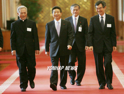 2007년 고(故) 노무현 전 대통령과 문재인 대통령(당시 대통령 비서실장)이 송기인(왼쪽) 신부와 함께 청와대 오찬장으로 들어서고 있다.