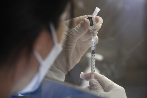 30일 오후 코로나19 서울시 동작구 예방접종센터가 마련된 동작구민체육센터에서 의료진이 백신을 준비하고 있다. 위 사진은 기사 내용과 직접적인 연관이 없습니다. /연합뉴스
