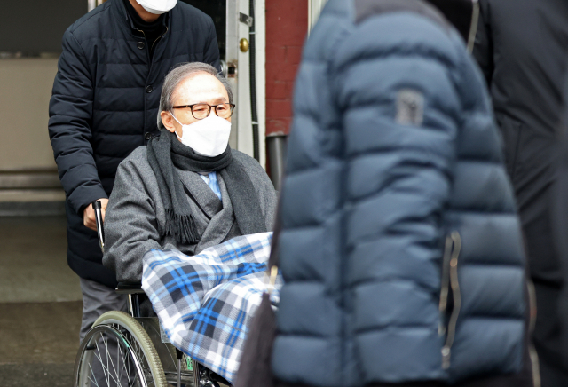 이명박 전 대통령, 서울대병원서 6일만에 퇴원…교도소 복귀
