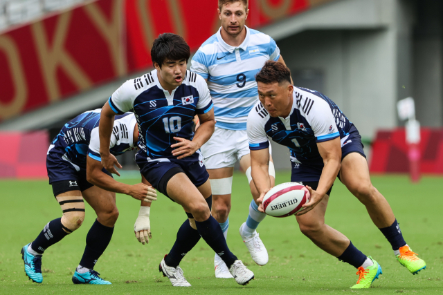 지난달 27일 일본 도쿄 스타디움에서 열린 2020 도쿄 올림픽 남자 7인제 럭비 A조 예선 대한민국과 아르헨티나의 경기에서 한국 대표팀 한건규 선수가 공격을 하고 있다. /도쿄=올림픽사진공동취재단