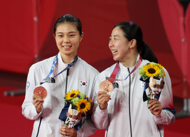 배드민턴 여자 복식 김소영(왼쪽)과 공희용이 동메달을 목에 걸고 활짝 웃고 있다. /도쿄=권욱 기자
