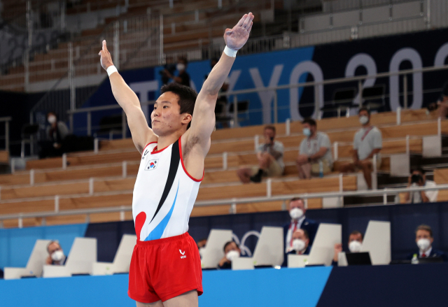 2일 일본 아리아케 체조경기장에서 열린 도쿄올림픽 남자 기계체조 도마 결선에서 신재환이 2차 연기후 착지하고 있다./연합뉴스