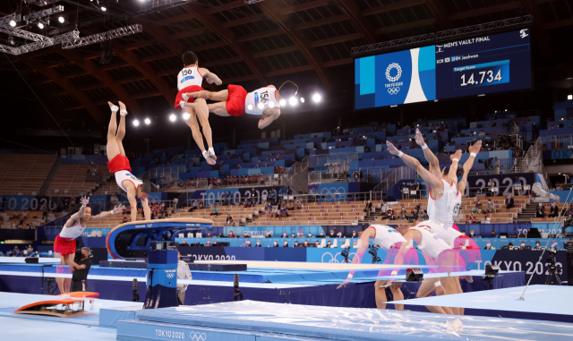 2일 일본 아리아케 체조경기장에서 열린 도쿄올림픽 남자 기계체조 도마 결선에서 신재환이 연기하고 있다. 다중 촬영./연합뉴스