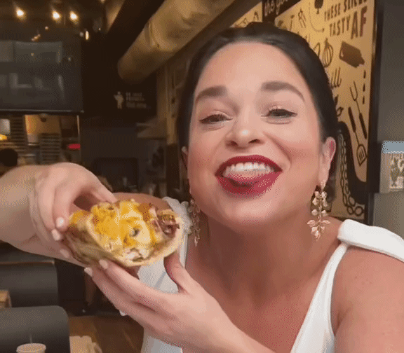 [영상] '치즈버거 4개를 한입에'…'가장 큰 입을 가진 여성' 기네스북 등재
