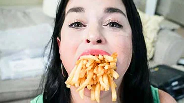 [영상] '치즈버거 4개를 한입에'…'가장 큰 입을 가진 여성' 기네스북 등재