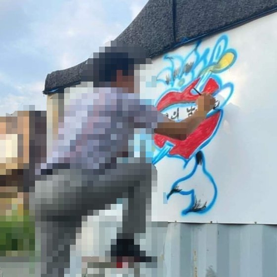 한 주민이 ‘쥴리 벽화’를 그리고 있는 모습이 트위터에 올라왔다. /=트위터 캡처