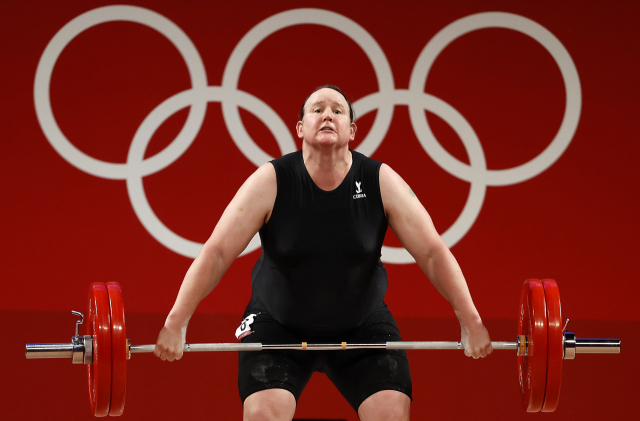 뉴질랜드의 로럴 허버드가 2일 도쿄 국제 포럼에서 열린 도쿄 올림픽 여자 역도 스내치 종목에서 120kg을 들어올리지 못하고 있다. /EPA연합뉴스