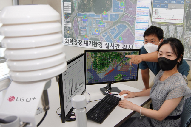 LG유플러스 직원들이 대기환경진단솔루션을 통해 화학공장 내 대기흐름을 확인하고 있다./사진 제공=LG유플러스