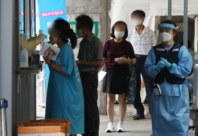 임시선별진료소을 찾은 시민들이 코로나19 검사를 받고 있다./연합뉴스