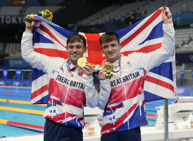 지난달 26일 영국 다이빙 국가대표 토마스 데일리(왼쪽)와 매티 리가 금메달을 목에 걸고 포즈를 취하고 있다. /AP연합뉴스