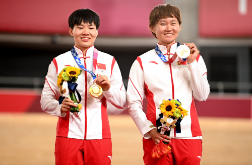 2020 도쿄올림픽 사이클 여자 단체스프린트에서 금메달을 차지한 바오산쥐(왼쪽)와 중톈스. 둘 다 마오쩌둥 배지를 달고 시상대에 올랐다. /AFP연합뉴스