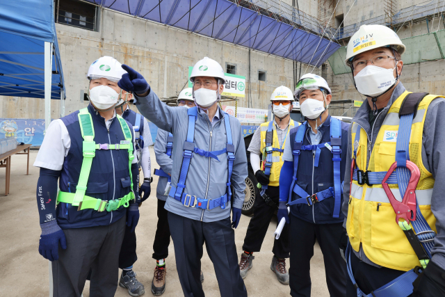 정재훈(왼쪽 두번째) 한국수력원자력 사장이 3일 새울 원자력본부 신고리 5·6호기 건설현장을 살펴보고 있다.