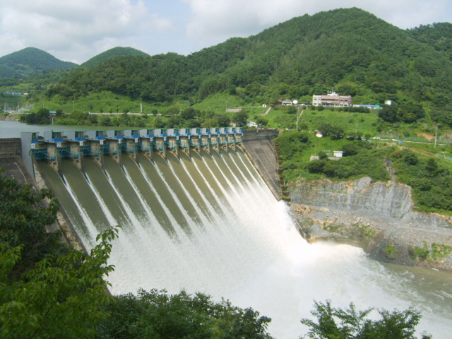 전북 임실군 강진면에 있는 섬진강댐이 방류를 하고 있다. 주요 댐의 홍수 수위 관련 기준이 오래돼 기후변화를 제대로 반영하지 못하고 있어 개선이 시급하다는 지적이 제기된다./연합뉴스