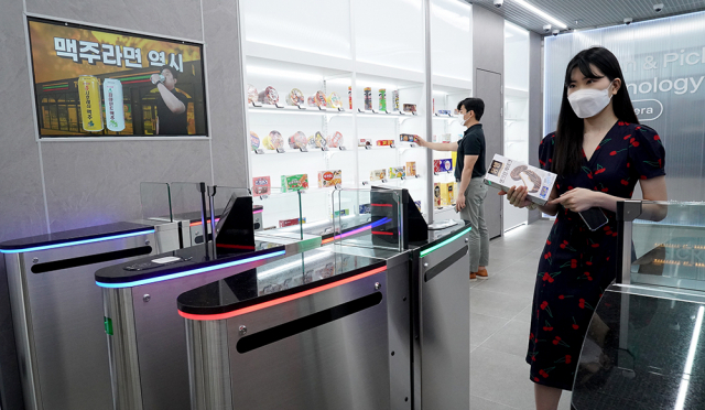3일 서울 금천구에 문을 연 세븐일레븐 ‘DT 랩 스토어’에서 고객이 자동 결제 시스템을 이용하고 있다. /사진제공=세븐일레븐