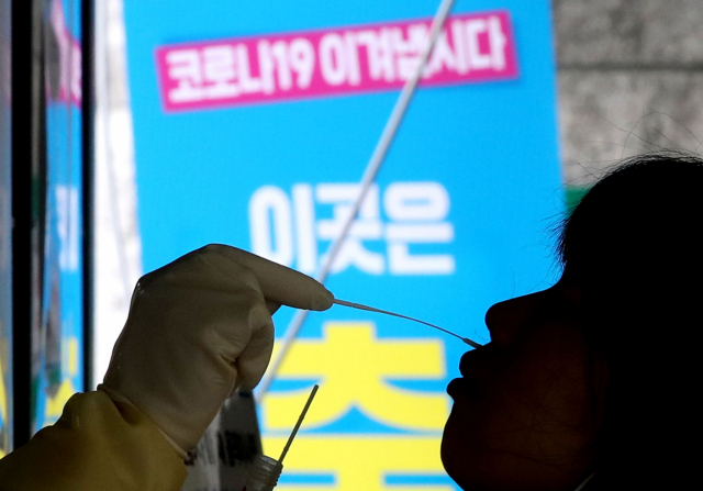 3일 오전 서울 은평구 구파발역 임시선별진료소을 찾은 시민이 코로나19 검사를 받고 있다./연합뉴스