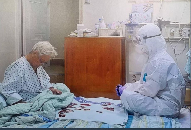 할머니와 화투 하는 '방호복' 간호사, 대한민국 감동 시킨 사진 한장