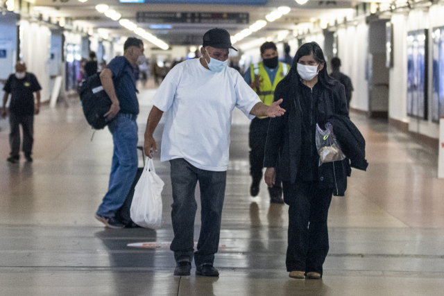 미국의 코로나19 재확산세가 거센 가운데 2일(현지 시간) 캘리포니아주 로스앤젤레스의 유니언스테이션에서 마스크를 쓴 여행객들이 지나가고 있다. /EPA연합뉴스