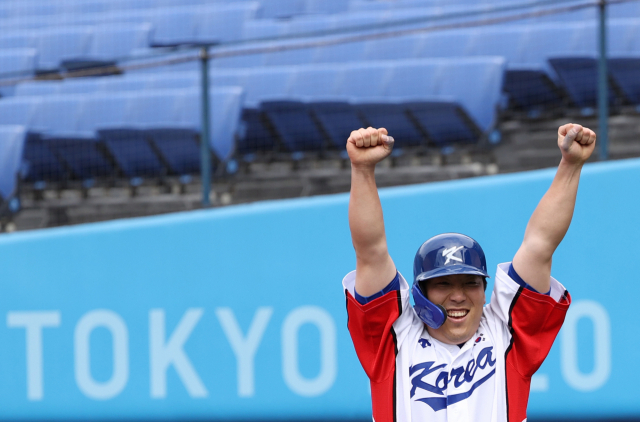지난 2일 일본 요코하마 스타디움에서 열린 도쿄올림픽 야구 녹아웃스테이지 2라운드 한국과 이스라엘의 경기. 7회말 11대1로 콜드게임으로 경기를 이긴 한국 김현수가 환호하고 있다. /연합뉴스