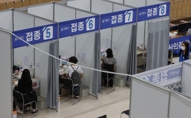 3일 오전 서울 광진구 자양체육관에 마련된 광진구예방접종센터에서 시민들이 백신 접종을 받고 있다. /연합뉴스