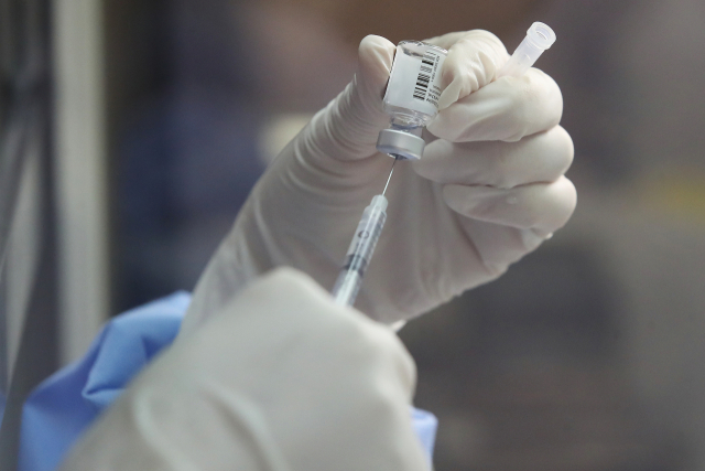 지난달 30일 오후 코로나19 서울시 동작구 예방접종센터가 마련된 동작구민체육센터에서 의료진이 백신을 준비하고 있다. /연합뉴스
