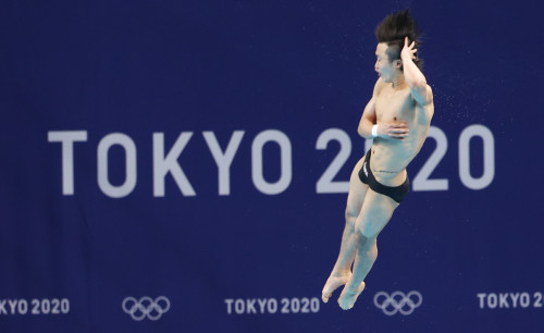 3일 일본 도쿄 아쿠아틱스 센터에서 열린 남자 다이빙 3ｍ 스프링보드 결승 경기. 한국 우하람이 다이빙 연기를 선보이고 있다. /연합뉴스