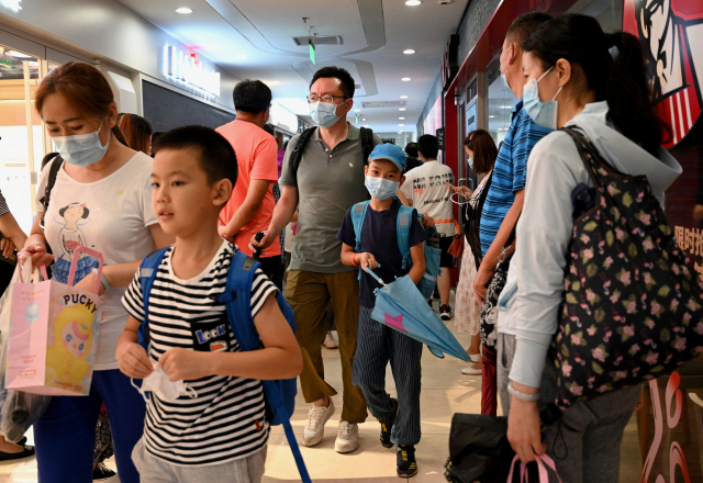 지난달 29일 중국 베이징의 한 학원을 학부모들과 학생들이 나서고 있다. 중국 정부의 사교육 금지 발표 이후 학원수업 계속 여부에 대한 걱정이 커지고 있다. /AFP연합뉴스