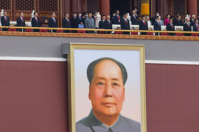지난달 1일 중국 공산당 창당 100주년 기념행사가 열리고 있는 가운데 톈안먼(천안문) 성루에 시진핑 중국 공산당 총서기 겸 국가주석이 서 있다. 아래에 마오쩌둥의 초상화가 걸려 있다. /EPA연합뉴스