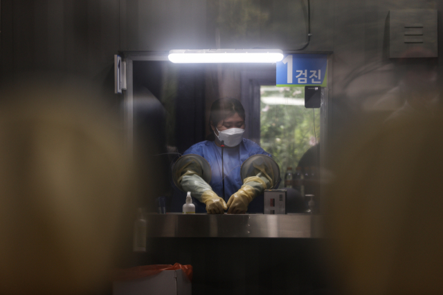 지난 2일 서울 영등포구 여의도공원 임시선별검사소에서 의료진이 코로나19 피검자들을 기다리고 있다./연합뉴스