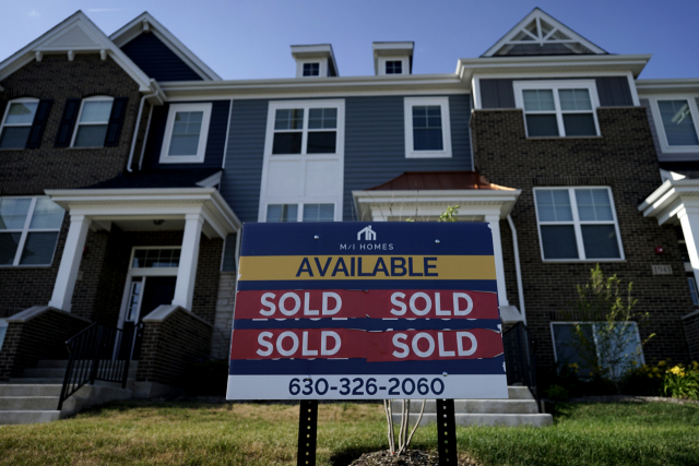 지난 6월 22일(현지시간) 미국 일리노이주노스브룩의 한 건축 중인 주택 앞에 이미 팔렸다는 안내판이 서 있다. /AP연합뉴스