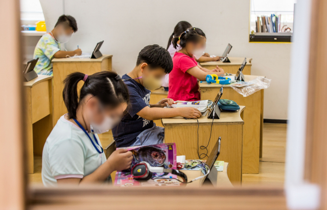 지난달 14일 서울 성동구 무학초등학교 긴급돌봄교실에서 2학년 학생들이 온라인 수업을 진행하고 있다. /연합뉴스