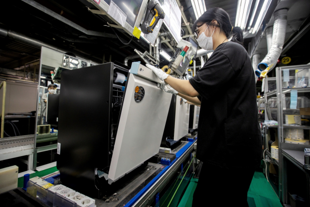 LG전자 직원이 경남 창원시에 있는 식기세척기 생산 라인에서 디오스 식기세척기 오브제컬렉션을 조립하고 있다.