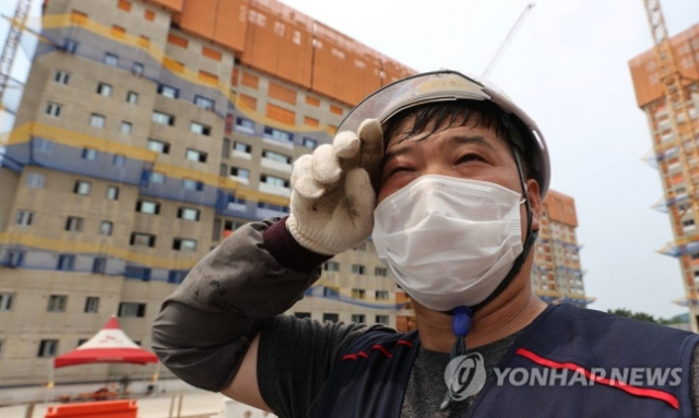 전국 곳곳에 폭염 특보가 내려진 지난달 20일 인천 중구 한 아파트 건설 현장에서 현장 근로자들이 구슬땀을 닦고 있다./ 연합뉴스