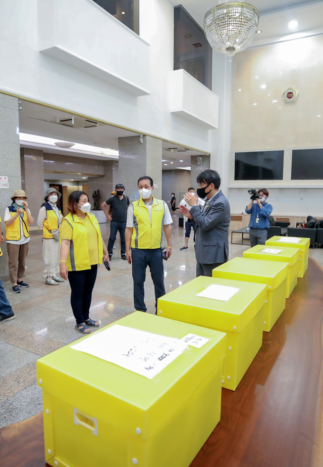 4·16세월호참사가족협의회 관계자 및 유가족 등이 진나달 27일 광화문광장에 있던 ‘세월호 기억공간’ 물품들이 옮겨진 서울시의회 로비를 둘러보고 있다. /연합뉴스